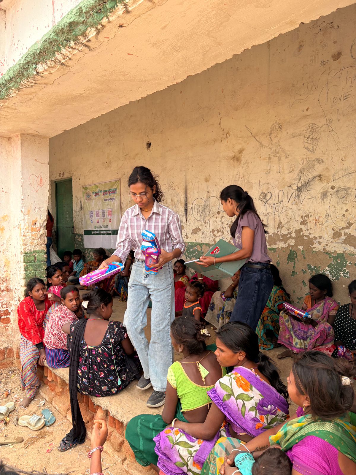 चुप्पी तोड़ो अभियान: लगातार दूसरे महीने भी बिरहोर महिलाओं तक पहुँची “अर्थ एक प्रयास” की स्वास्थ्य जागरूकता और सैनिटरी पैड वितरण पहल