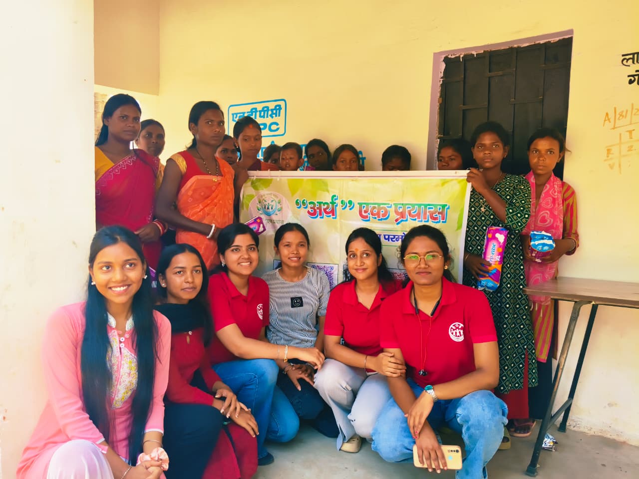“अर्थ एक प्रयास” द्वारा सेनेटरी पैड वितरण एवं महिला स्वास्थ्य जागरूकता अभियान